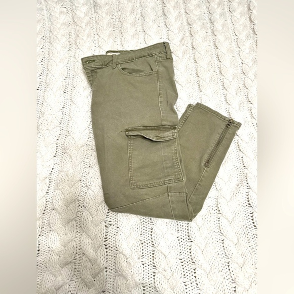 ✨ ✨Green Levi Cargo Pants. Good/Fair condition, lightly worn.✨✨